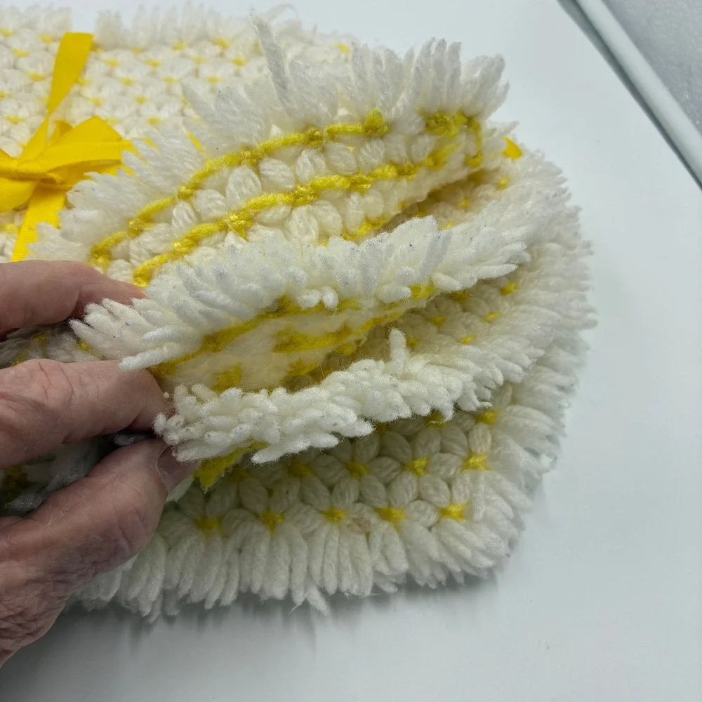 Vtg Handmade Floral Loom Knit Set of 4 Placemats White Yellow Daisy Fringe Retro